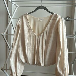 Cropped long sleeved cream blouse
